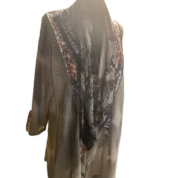 Gently used grey feather print Cardin size medium - Picture 12 of 16